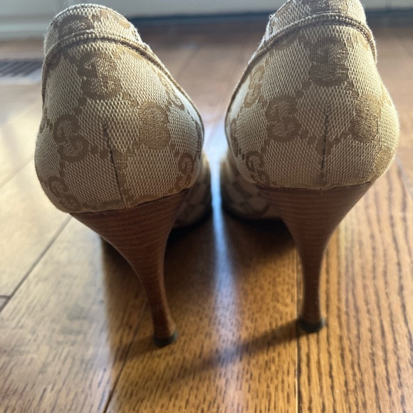 Gucci Tan Heels with Bow Accent - Picture 5 of 12